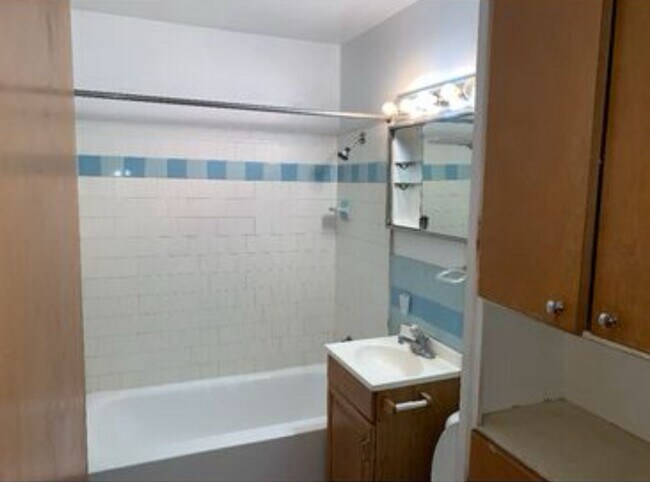 Building Photo - 4 Bedroom, 2 Bathroom Walking Distance to ...