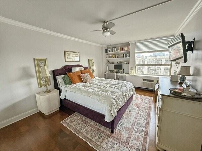 Building Photo - 1460 N Sandburg Terrace