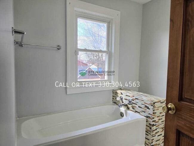 Building Photo - 1717 Bedford Ave SW