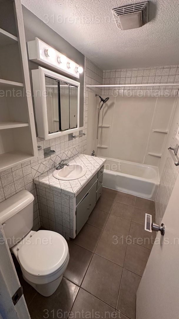 Building Photo - $1250 - 3 bed 1 bath - Single Family Home