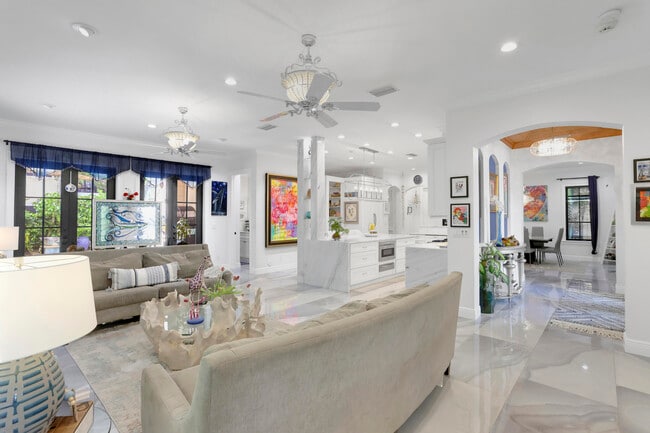 Building Photo - 1020 Miramar Dr