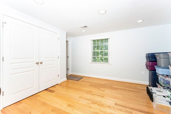 Building Photo - Luxurious Spacious and Bright , Gorgeous P...