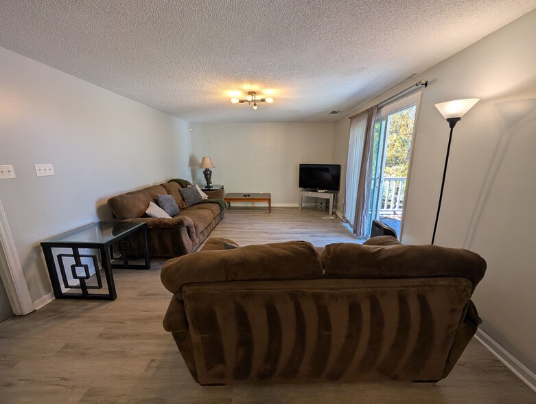 Building Photo - Room in House on Flint Glenn Ln