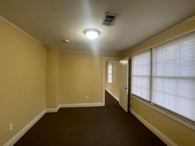 Building Photo - 2 Bed, 1 Bath Apartment