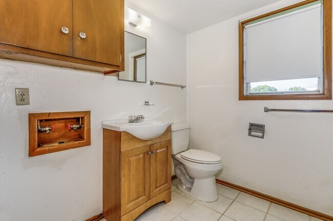 Building Photo - Spacious 3 bedroom 2 bath Duplex