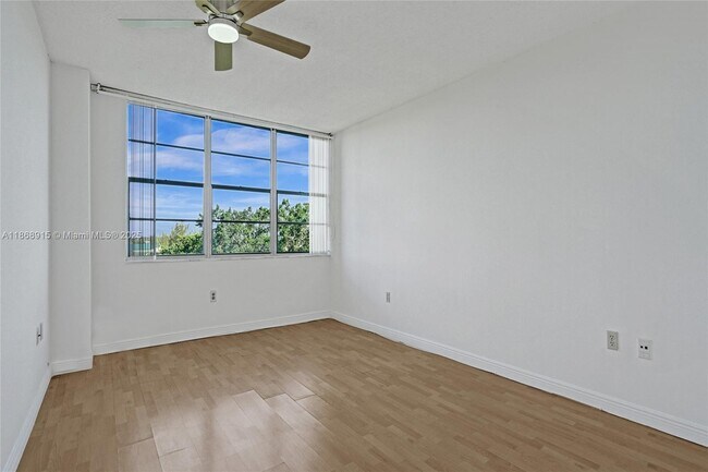 Building Photo - 1100 St Charles Pl