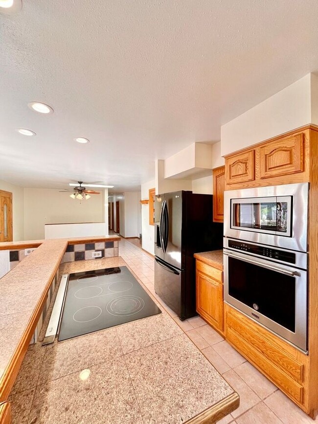 Building Photo - Gorgeous Private Home with Views!