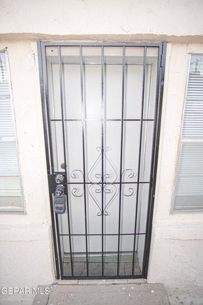 Building Photo - 419 E Schuster Ave