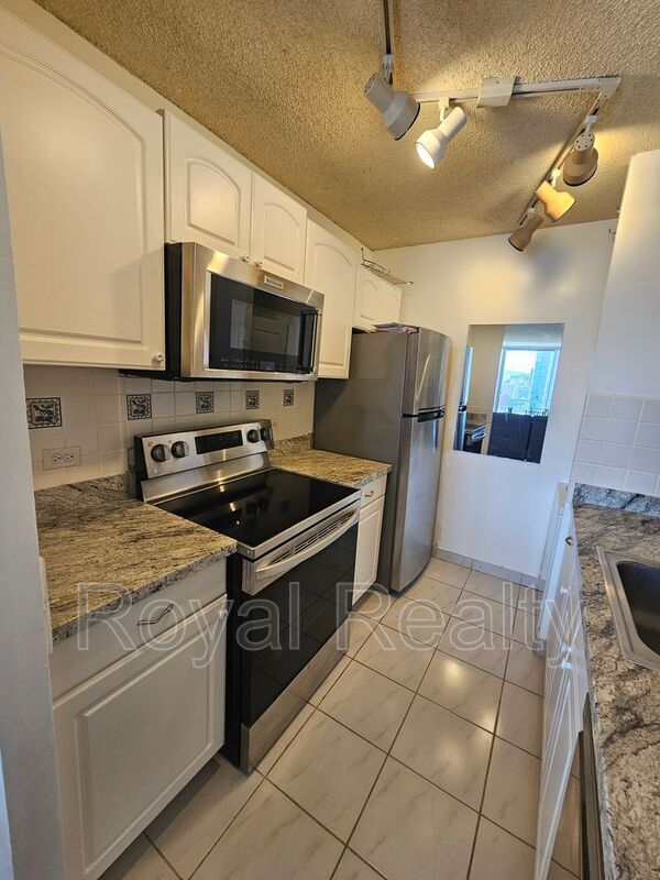 Building Photo - 1925 Kalakaua Ave