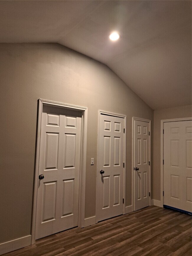 Building Photo - 1516 W Creek Dr