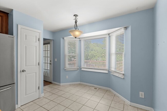 Building Photo - 1620 Dahlia Ct