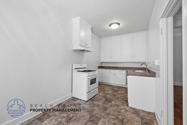 Building Photo - 566 W. 17th St.