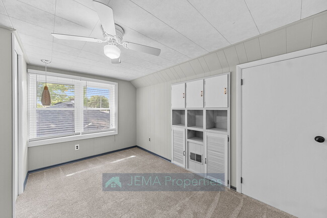 Building Photo - 503 E 8th St