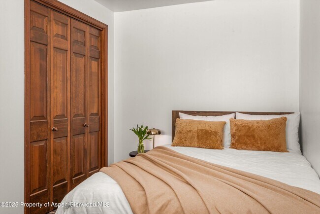 Building Photo - 2227 Juniper Hill Rd