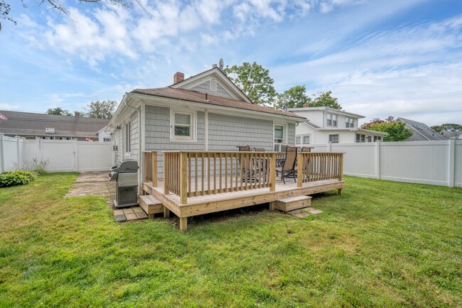 Building Photo - WINTER RENTAL Fully Furnished 2 Bedroom Co...