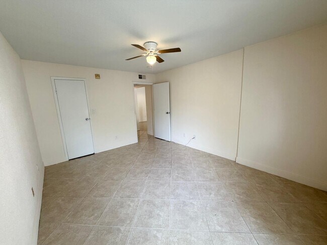 Building Photo - 755 Riverside Dr