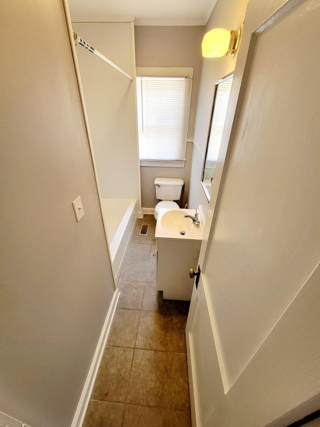 Building Photo - Cozy 2-Bedroom Home for Rent in Burlington!