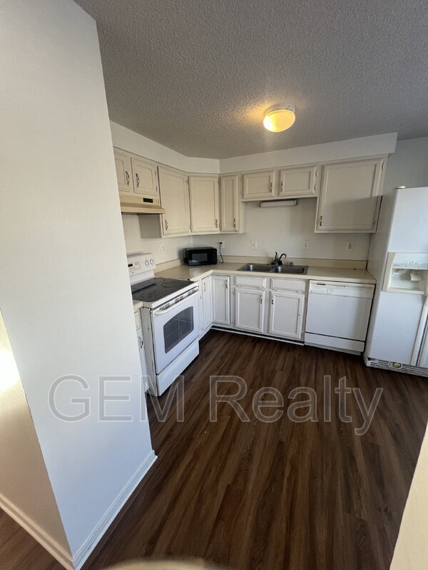 Building Photo - 405 Carnaby St