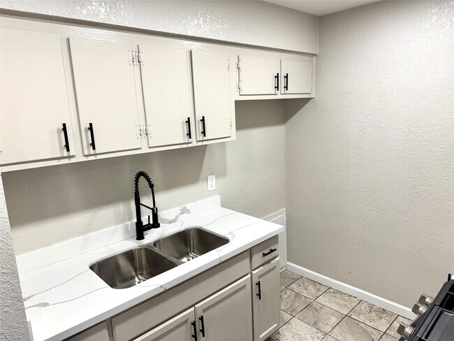 Building Photo - 10206 Buena Park Dr