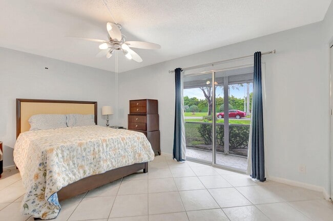 Building Photo - 549 Fanshaw N