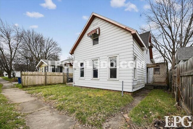 Building Photo - 3905 Peru St