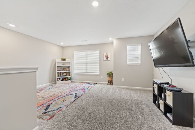 Building Photo - 8609 Warbler Br Wy