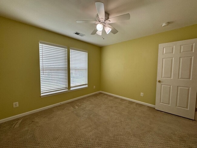 Building Photo - Stunning  4 Bed 3 Bath Home With Spacious ...