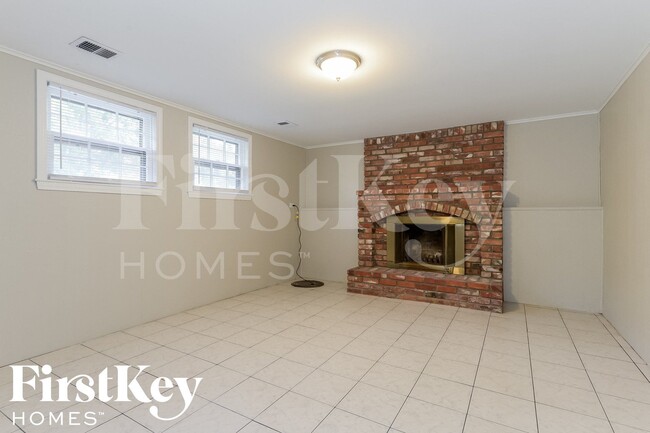 Building Photo - 909 NE 81st St