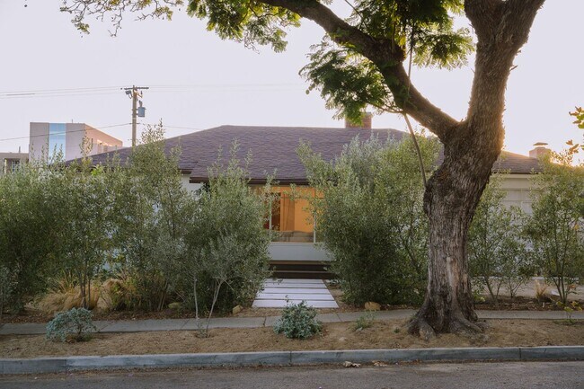 Building Photo - 3 Bedrooms + 2 Bathrooms | Midtown Ventura | Furnished or Unfurnished