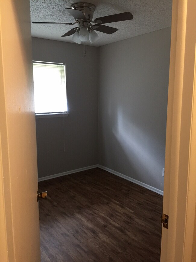 Building Photo - 617 Baer Dr