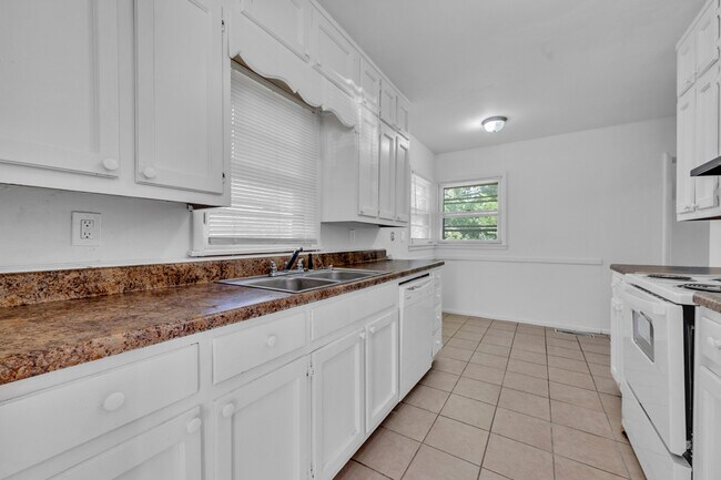 Building Photo - 204 3rd Ave