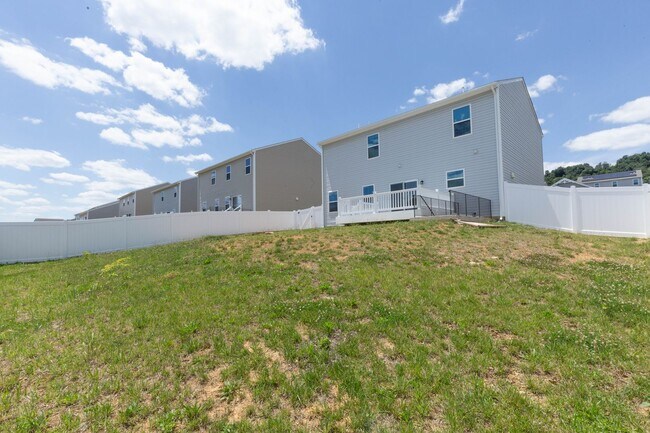 Building Photo - 4 Bed, 3 Bath, Single Family Home in Hedgesville, WV