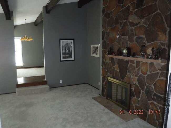 Building Photo - Large 3 Bedroom House