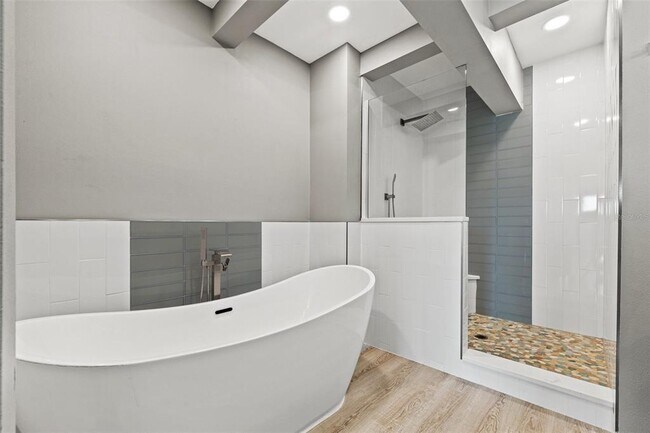 Building Photo - 12400 Capri Cir N