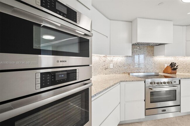 Building Photo - 1643 Brickell Ave