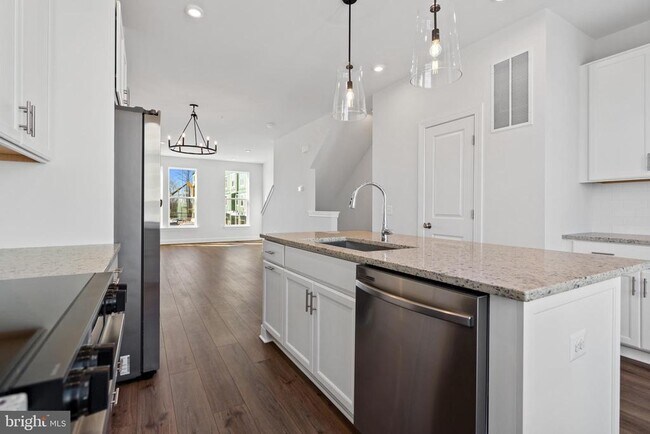 Building Photo - 596 Watermans Dr