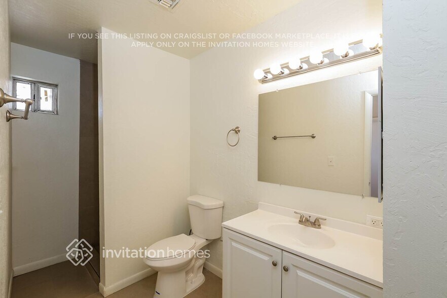 Building Photo - 1635 E Violet Dr