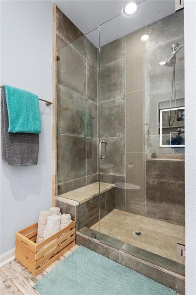 Building Photo - Stunning Townhome Near Medical Center!