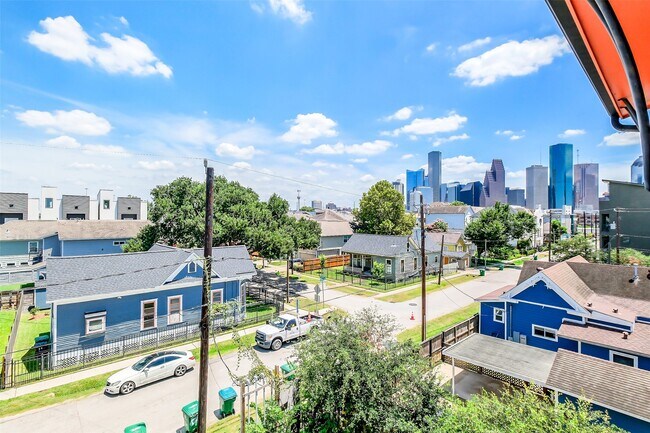 Building Photo - 1523 Hickory St