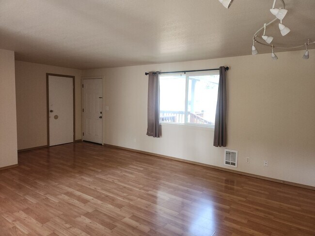 Building Photo - Rambler Available For Rent!!