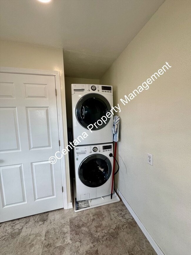 Building Photo - 3 Bed 1 Bath located on the flats