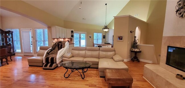 Building Photo - 225 Silver Birch Ct