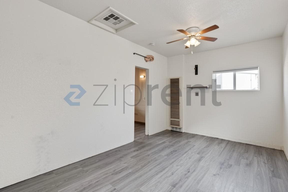 Building Photo - Unit C