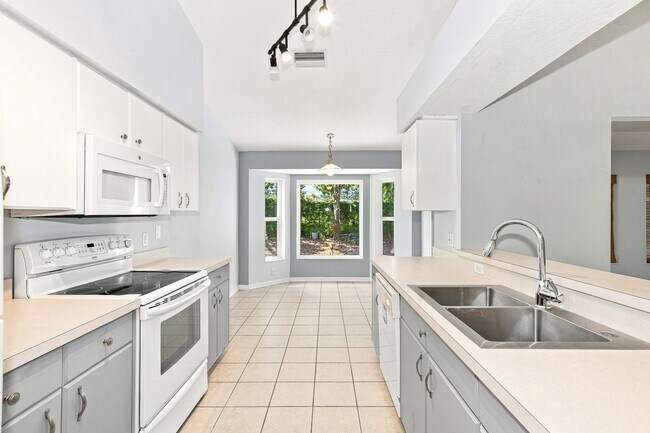 Building Photo - 11220 Hollander Ave