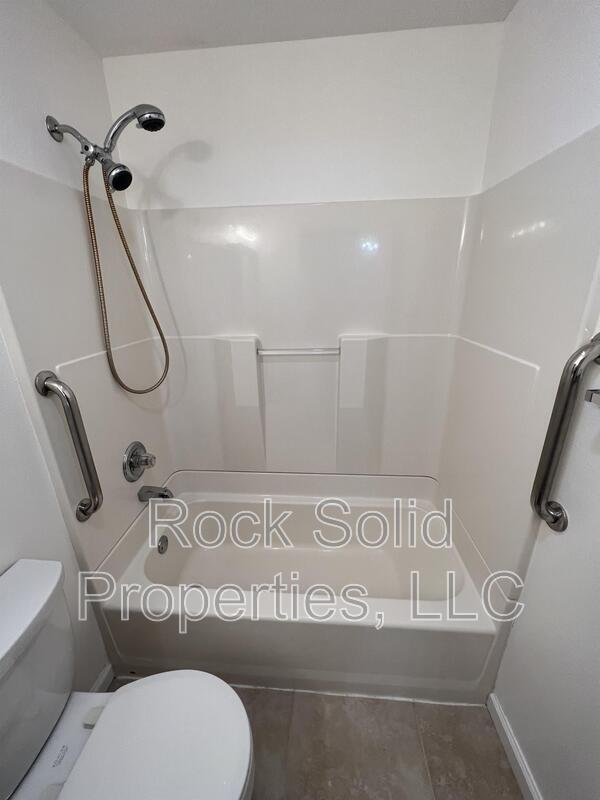 Building Photo - 405 E 5th St