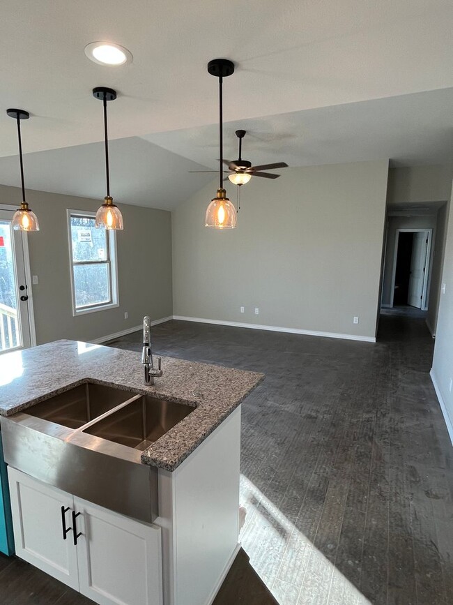 Building Photo - Beautiful one-year-old 3 bed, 2 bath, 3 ca...