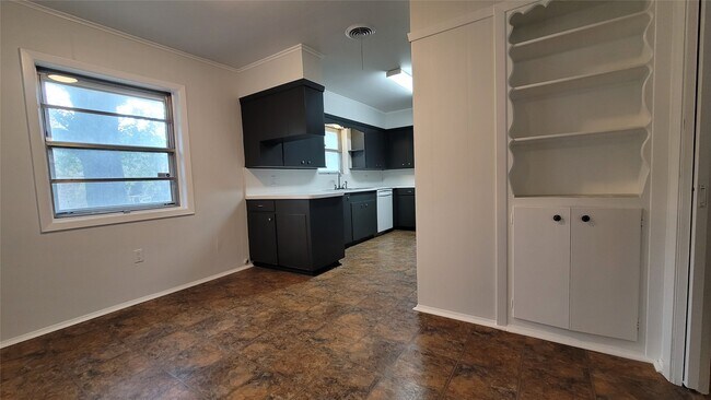 Building Photo - 801 Rosewood Dr