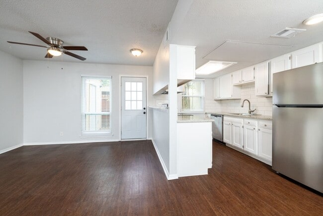 Building Photo - Remodeled Townhome with Granite & Stainless appliances