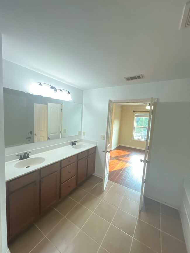 Building Photo - 1334 Kingston Trail