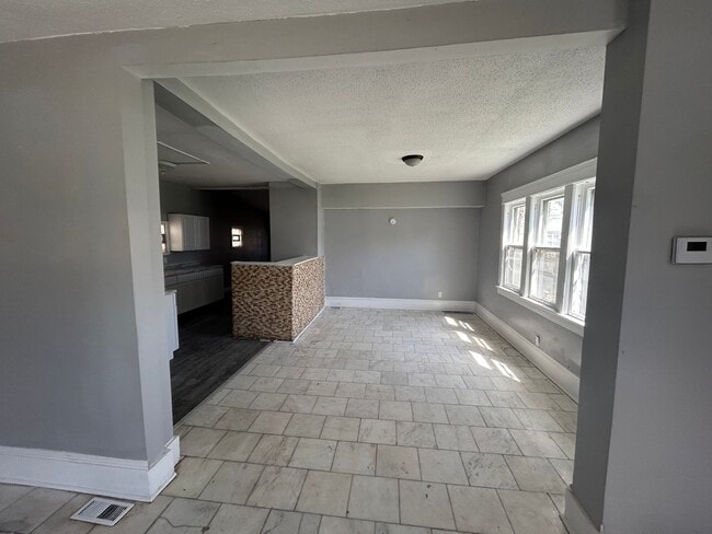 Building Photo - Section 8 Accepted! Spacious newly renovat...